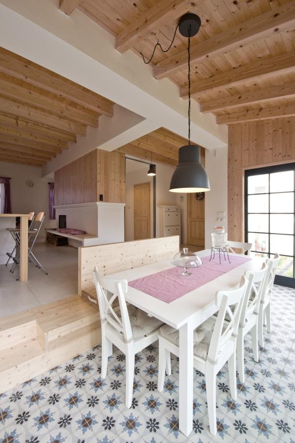 citlivá rekonstrukce kuchyň jídelna retro obklady dřevěný strop